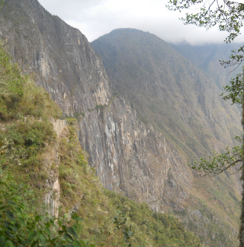 Camino al puente Inca, paredes rocosas
                    verticales con monta�a al fondo, foto paron�mica