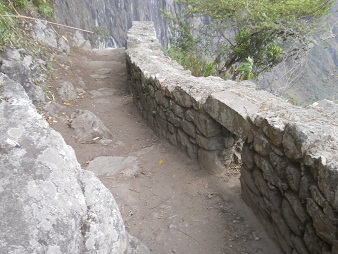 Camino al puente Inca, muralla con hueco 02