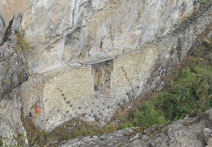 Machu Picchu, camino al puente Inca, vista al
                    puente Inca 01, primer plano