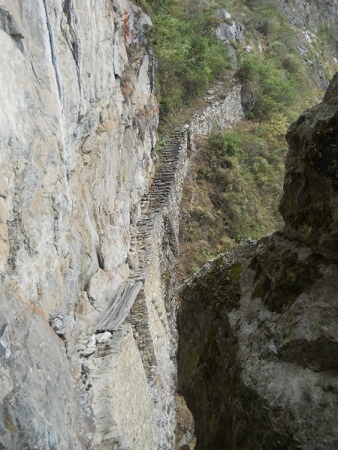 Machu Picchu, camino al puente Inca, el puente
                    Inca