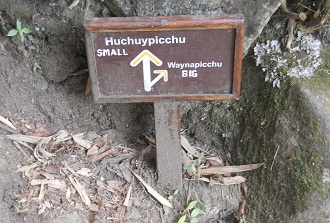 Camino y placas: la partici�n de caminos al
                    mirador peque�o Huchuypicchu y al mirador grande
                    Huaynapicchu (Waynapicchu), primer plano