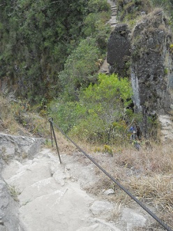 Camino al mirador Huaynapicchu, camino con
                    cordeles