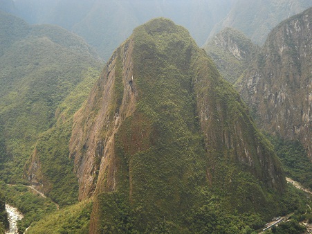 Camino al mirador Huaynapicchu, vista al
                    mirador Putucusi