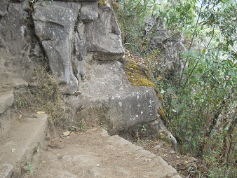 Camino al mirador Huaynapicchu, banco de reposo
                    en 1 trozo de piedra