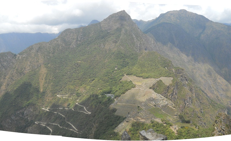Pueblito de Huaynapicchu, vista a Machu Picchu
                    con monta�as en el fondo, foto panor�mica