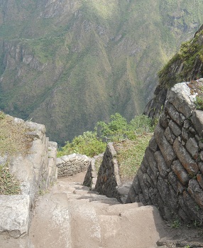 Escalera irregular a la cumbre de Huaynapicchu,
                    foto panor�mica