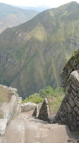 Escalera irregular a la cumbre de Huaynapicchu,
                    vista de arriba por abajo con monta�as, foto
                    panor�mica