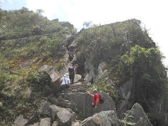 Camino a la cumbre del mirador Huaynapicchu, la
                    entrada del t�nel