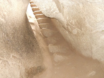 Subida a
          la cumbre de Huaynapicchu, t�nel para hombres peque�os 02