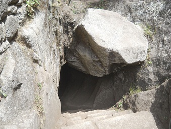 Subida a la cumbre de Huaynapicchu, la salida
                  del t�nel, vista de arriba