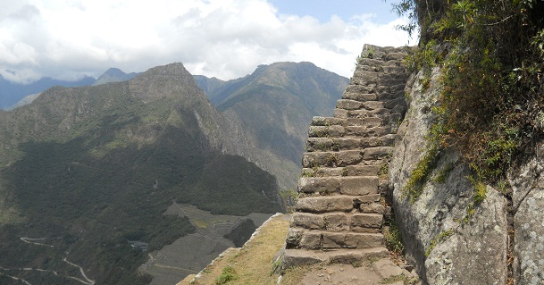 Subida a la cumbre de Huaynapicchu, escalera
                    con vista panor�mica