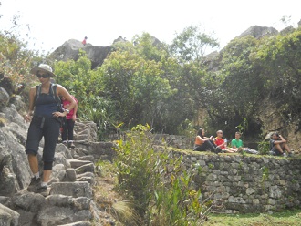 Subida a la cumbre de Huaynapicchu, �ltimas
                    escaleras y descanso en una terraza