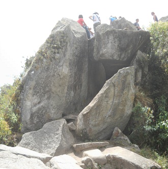Subida a la cumbre de Huaynapicchu, vista a la
                    punta que es una cantera con piedras gigantes
                    cortadas, foto panor�mica 01