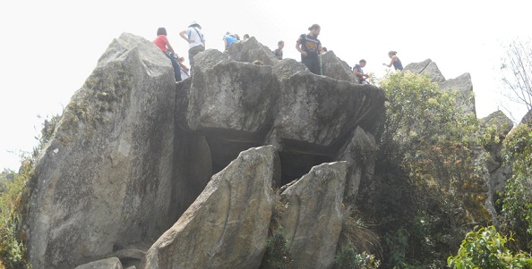 Subida a la cumbre de Huaynapicchu, vista a la
                    punta que es una cantera con piedras gigantes
                    cortadas, foto panor�mica 02