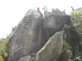 Vista a la cumbre Huaynapicchu 1 - que es una
                    cantera con piedras gigantes cortadas, vista a la
                    cantera formando el segundo t�nel de la subida