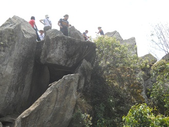 Vista a la cumbre Huaynapicchu 3 - que es una cantera
            con piedras gigantes cortadas, vista a la cantera formando
            el segundo t�nel de la subida