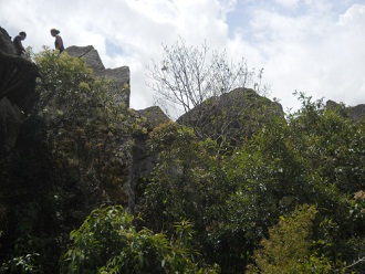 Vista a la cumbre Huaynapicchu 4 - que es una
                    cantera con piedras gigantes cortadas, vista a la
                    cantera formando el segundo t�nel de la subida