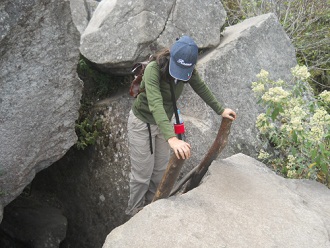Subida a la cumbre de Huaynapicchu, turista en
                    la escalera de madera