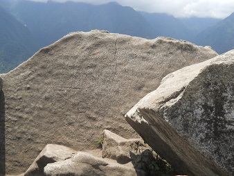 Punta del mirador Huaynapicchu, piedras
                    gigantes cortadas aun en la punta, primer plano - es
                    otra cantera