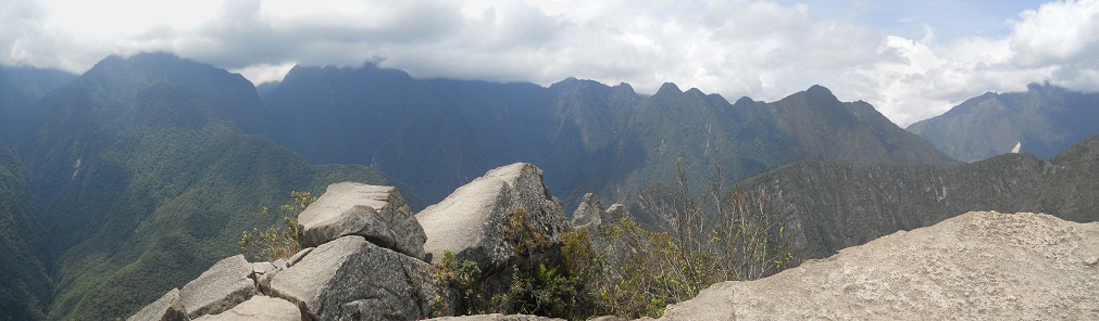 Machu Picchu, mirador Huaynapicchu, piedas de
                    la punta con la vista a monta�as al fondo, foto
                    panor�mica