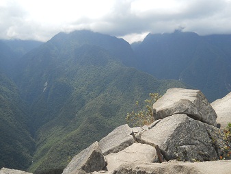 Machu Picchu, mirador Huaynapicchu, piedras
                    gigantes cortadas de la cantera en la punta con la
                    vista a monta�as al fondo 01