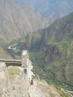Bajada de Huaynapicchu: escalera
                            escarpada irregular con vista panor�mica
                            Bajada de Huaynapicchu: escalera escarpada
                            irregular 02