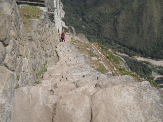 Bajada de Huaynapicchu: escalera escarpada
                  irregular, primer plano 1