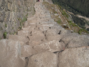Bajada de Huaynapicchu: escalera escarpada
                    irregular, primer plano 2