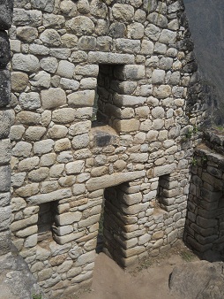 Bajada de Huaynapicchu: la casita, la fachada,
                    primer plano