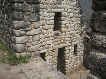 Bajada de Huaynapicchu: la casita, muro con
                    ventanas 05