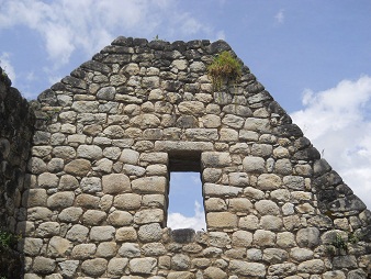 Bajada de Huaynapicchu: la casita,
                            puerta con muro con ventanas, foto
                            panor�mica Bajada de Huaynapicchu: la
                            casita, ventana