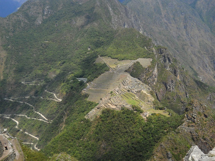 Bajada de Huaynapicchu, vista a Machu Picchu
                    02