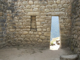 Bajada de Huaynapicchu, casita con la
                            vista interior con puerta y nicho