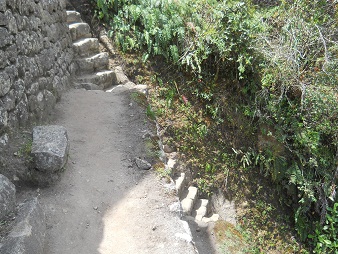 Bajada de Huaynapicchu, escalera irregular para
                    pies peque�os