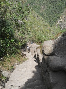 Bajada de Huaynapicchu, escalera irregular para
                    pies peque�os sin cordel 01