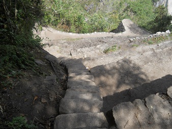 Bajada de Huaynapicchu, escalera
                            irregular para pies pequeos sin cordel 03
