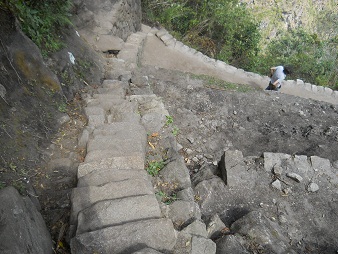 Bajada de Huaynapicchu, escalera
                            irregular escarpada, primer plano 1