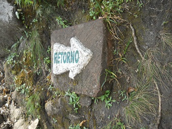 Bajada de Huaynapicchu, placa en espa�ol
                    "Retorno"