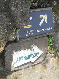 Bajada de Huaynapicchu, placas. primer plano
