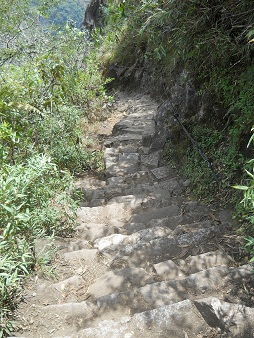 Bajada de Huaynapicchu, escaleras irregulares