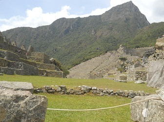 Machu Picchu: plaza central con
                                entrada y montaas al fondo