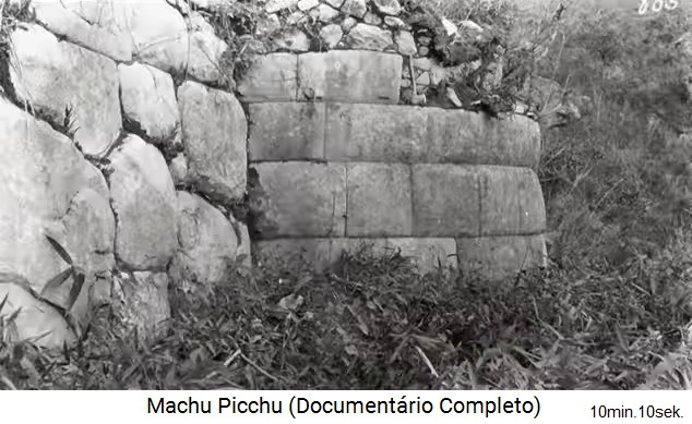 Bingham in Machu Picchu 1912: Eine runde Mauer mit grossen Blocksteinen (Ort nicht bestimmbar) ist von Bumen und Buschwerk befreit