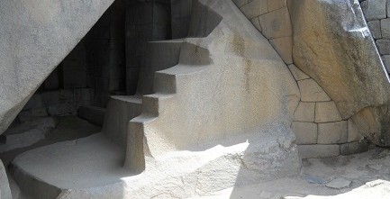 Mumienhhle unter dem Sonnentempel: Treppen aus einem Stck und geschnittene Steine in einer verdrehten Kurvenmauer
