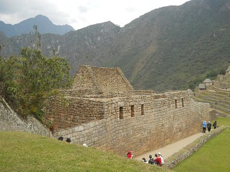 Machu Pichu: Grosse Mauern halten ohne Mrtel alle Erdbeben aus