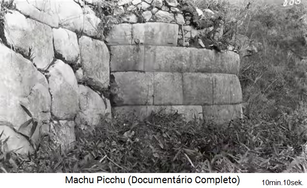 Bingham in Machu Picchu 1912: Eine runde Mauer mit grossen Blocksteinen (Ort nicht bestimmbar) ist von Bäumen und Buschwerk befreit Bingham in Machu Picchu 1912: Eine runde Mauer mit grossen Blocksteinen (Ort nicht bestimmbar) ist von Bäumen und Buschwerk befreit