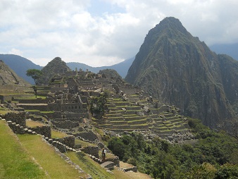 Machu Picchu mit den Hausbergen Huchuypicchu (klein) und Huaynapicchu (gross)