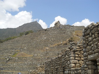 Machu Picchu: Landwirtschaftsterrassen mit dem obersten H�uschen