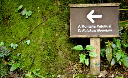 Wegweiser zum Putucusi-Berg Putukusi (Phutuq K'usi, Phutuqk'usi) etc.