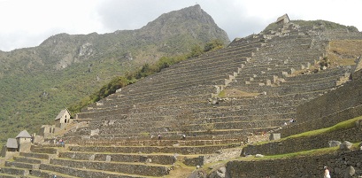 Sicht auf den Landwirtschaftssektor mit den Wachh�uschen [oder Pausenh�uschen? Festh�tte?] und dem Wachh�uschen oben auf dem Berg, und Berge im Hintergrund