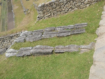 Machu Picchu: Kleine Bew�sserungskan�le auf den Terrassen